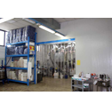 SCAFFALATURE A SOSTEGNO PARETE DIVISORIA IN PANNELLI SANDWICH E CHIUSURA A STRISCE IN PVC